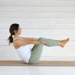 kobieta wykonująca ćwiczenia