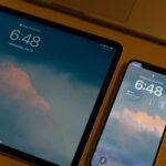 Tablet i smartfon z zablokowanymi ekranami wyświetlającymi tapetę z chmurami