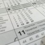 Zbliżenie na kartkę kalendarza z nazwami miesięcy w różnych językach