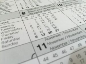 Zbliżenie na kartkę kalendarza z nazwami miesięcy w różnych językach