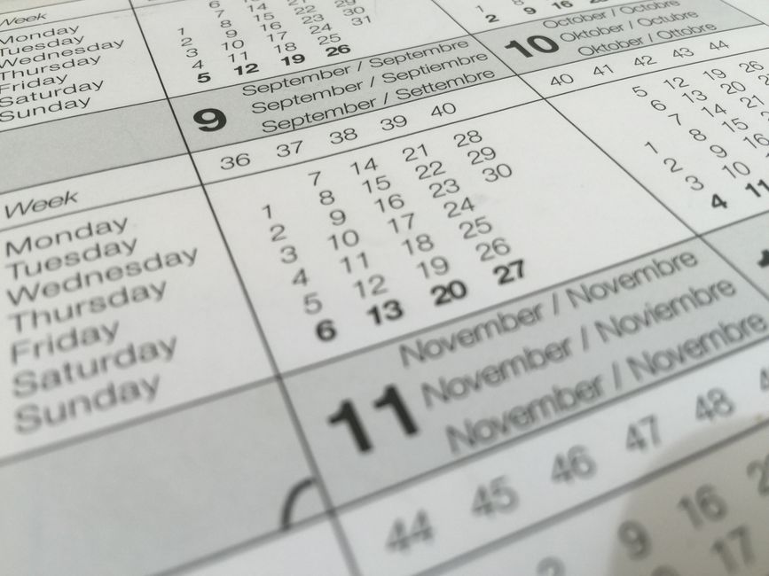 Zbliżenie na kartkę kalendarza z nazwami miesięcy w różnych językach
