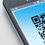 Kod QR wyświetlony na ekranie smartfona.
