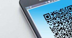 Kod QR wyświetlony na ekranie smartfona.
