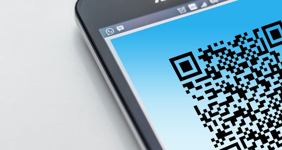 Kod QR wyświetlony na ekranie smartfona.