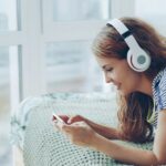 kobieta ze słuchawkami na uszach
