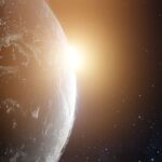 Widok Ziemi z kosmosu z oświetlonym przez słońce brzegiem planety