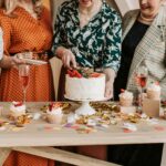 ludzie krojący tort