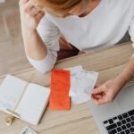 kobieta czytająca paragony