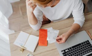 kobieta czytająca paragony