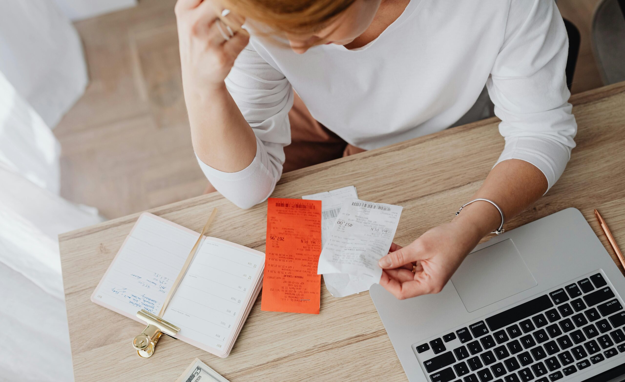 kobieta czytająca paragony