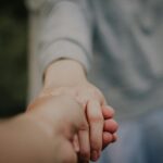 ludzie trzymający się za ręce